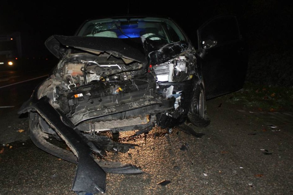 Der Unfallwagen und der Lkw wurden abgeschleppt.