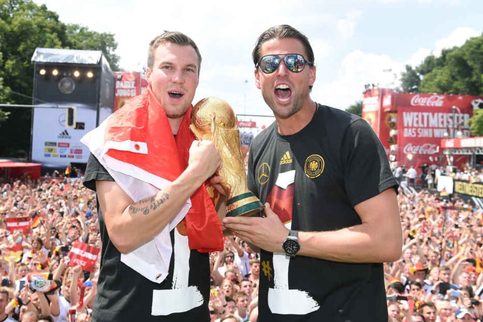 Kevin Großkreutz und Roman Weidenfeller feiern den WM-Titel 2014 auf der Berliner Fanmeile.