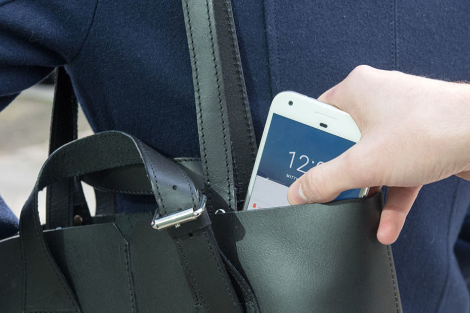 Die Polizeibeamten konnten das geklaute Handy orten und somit die mutmaßlichen Täter finden. (Symbolbild)