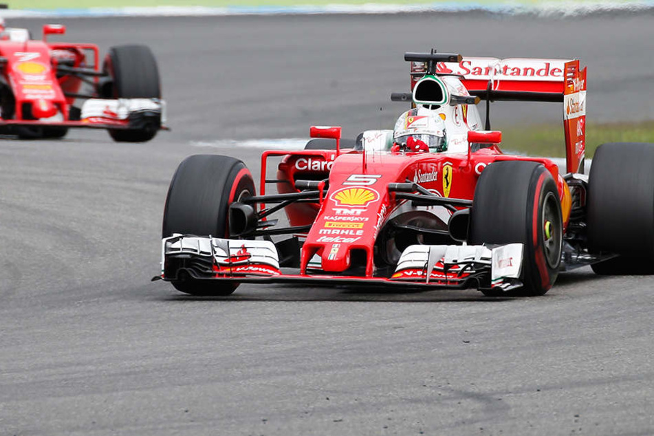 Bei Ferrari blieb Kimi Raikkönen (38, hinteres Auto) oft im Schatten von Sebastian Vettel. So auch hier bei einem freien Training,