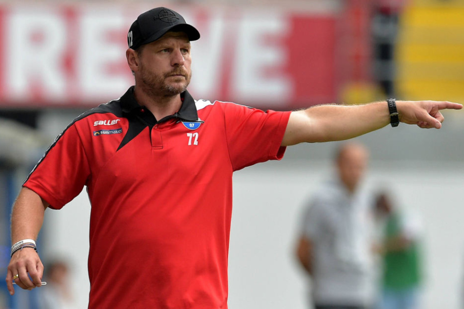 SCP-Trainer Steffen Baumgart (46) dirigiert seine Mannschaft von der Außenlinie aus.
