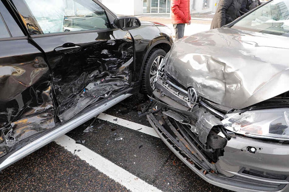 Beide Autos wurden bei dem Unfall heftig demoliert.