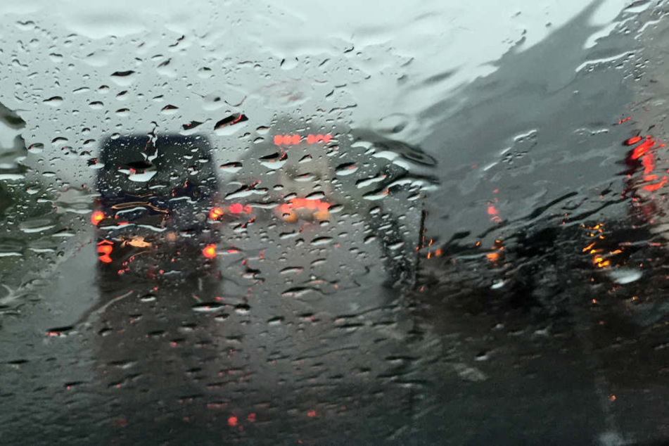 Für den strömenden Regen war die LKW-Fahrerin zu schnell unterwegs und geriet so in den Unfall. (Symbolbild)
