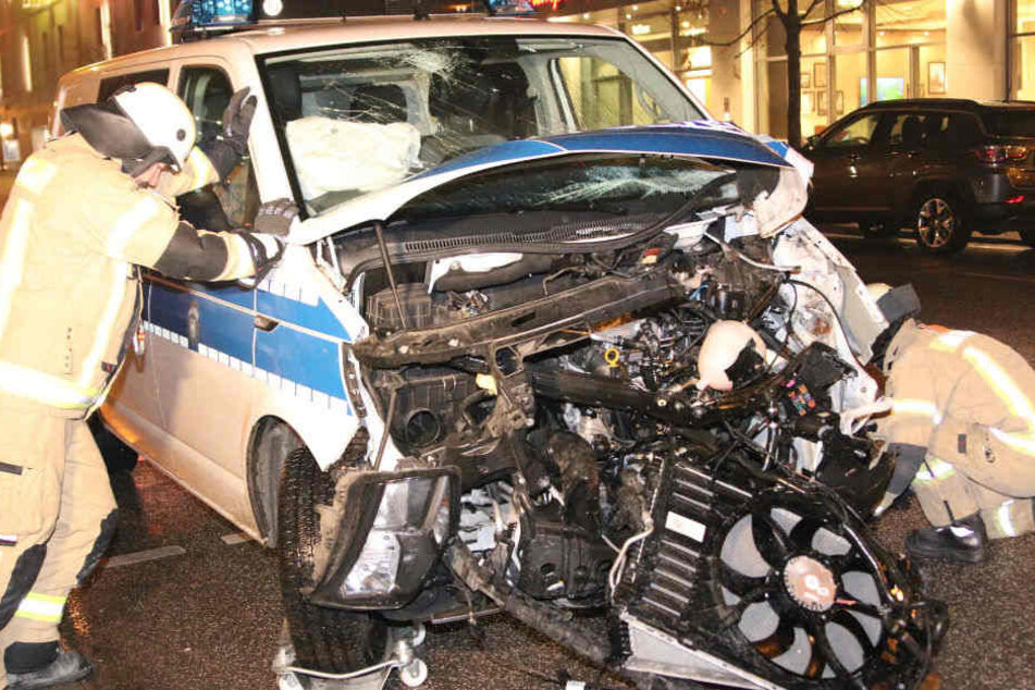 Feuerwehrleute betrachten den Schaden.
