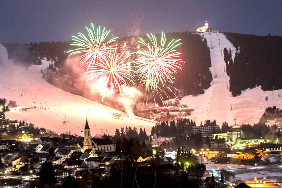 Zehn Minuten krachte und blitzte es am Sonnabend über Oberwiesenthal: Das
Feuerwerk der Winterparty war spektakulär.