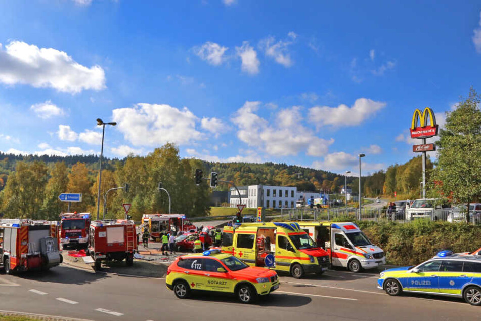 Die Rettungskräfte waren mit einem Großaufgebot an der Unfallstelle.