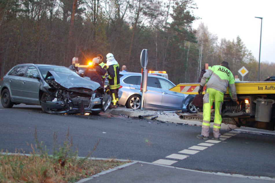 Zahlreiche Rettungskräften eilten zur Unfallstelle an der S43 in Naunhof.