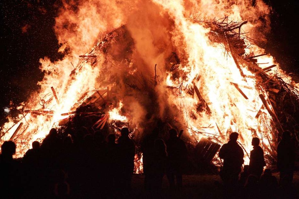 Besucher konnten die Frau schnell aus den Flammen ziehen. (Archivbild)
