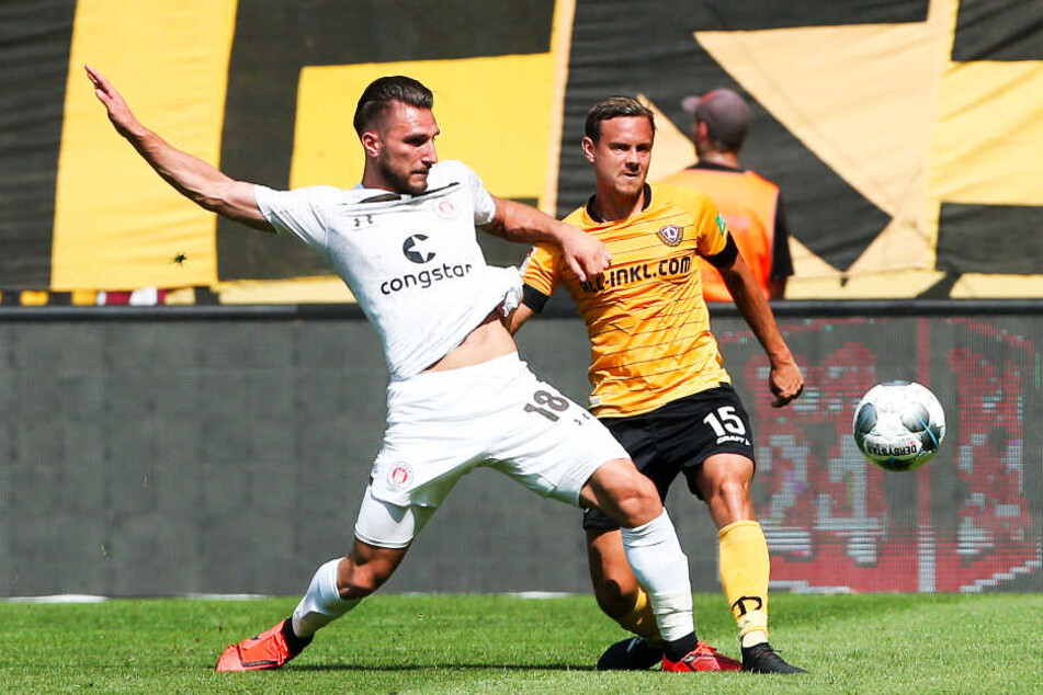 Königstransfer? Chris Löwe (r.), im Zweikampf mit Dimitrios Diamantakos vom FC St. Pauli, konnte die in ihn gesetzten Erwartungen bislang in keinster Weise erfüllen.