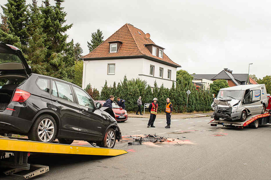 Beide Autos sind total zerstört. Sie wurden abgeschleppt.