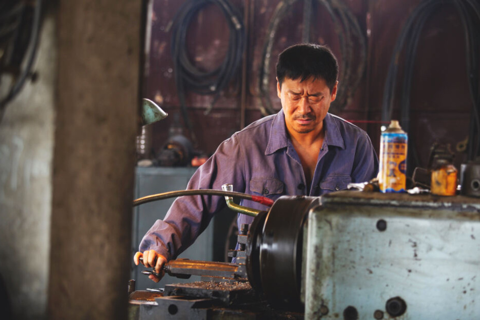 Liu Yaojun (Wang Jingchun) eröffnet in Fujian eine kleine Metallwerkstatt, mit der er sich und seine Familie über Wasser hält.