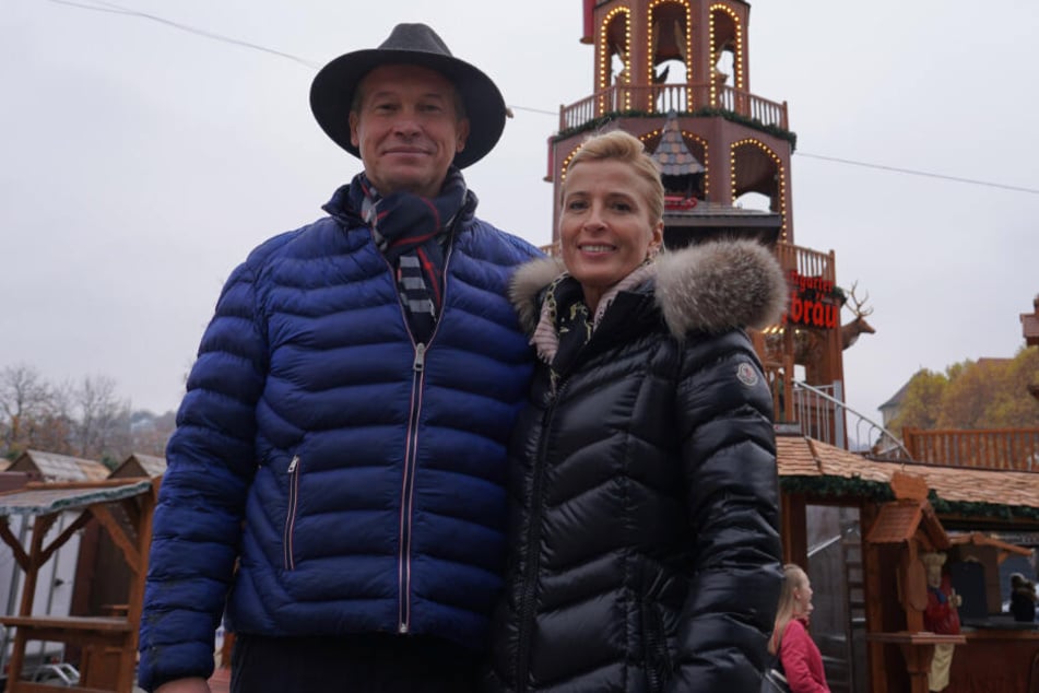 Das Ehepaar Claudia und Andreas Zinnecker stehen auf dem Stuttgarter Weihnachtsmarkt vor ihrer Krippenpyramide.