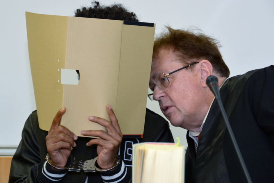 Das Opfer ist seit der Attacke des Angeklagten (links) nahezu blind.