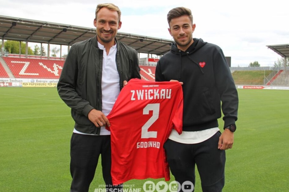 FSV-Sportchef Toni Wachsmuth mit Neuzugang Marcus Godinho.