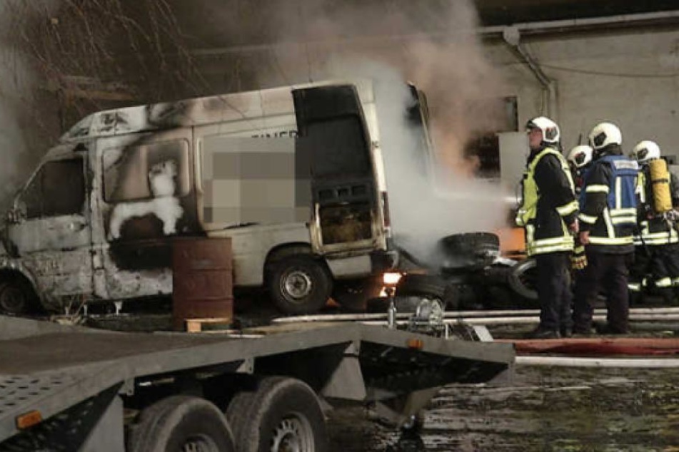 Das Feuer griff von den Metalltonnen auf einen Transporter über.