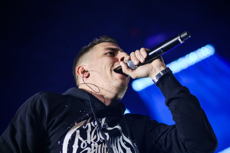 Gzuz rappt bei einem Konzert. Seine Wortwahl hat ihm nun eine neue Verurteilung eingebracht. (Archivbild)