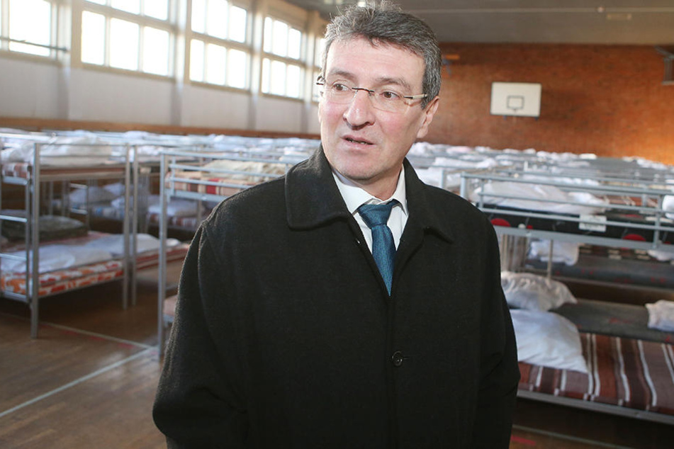 Migrationsminister Dieter Lauinger (Grüne) beim Besuch einer Erstaufnahmeeinrichtung. (Archivbild)
