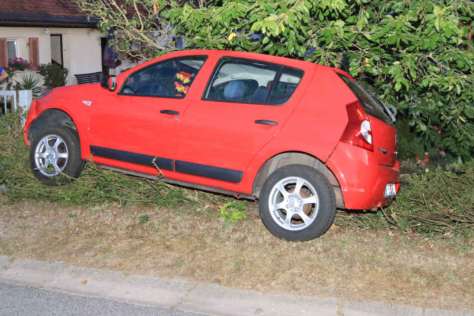 Der rote Dacia war nach dem Unfall fahruntüchtig.