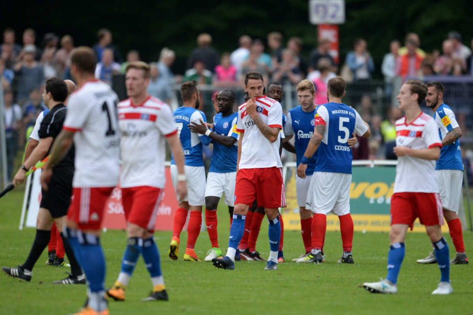 Bjarne Thoelke (Mitte) bei einem Testspiel gegen Kiel im vergangenen Sommer.