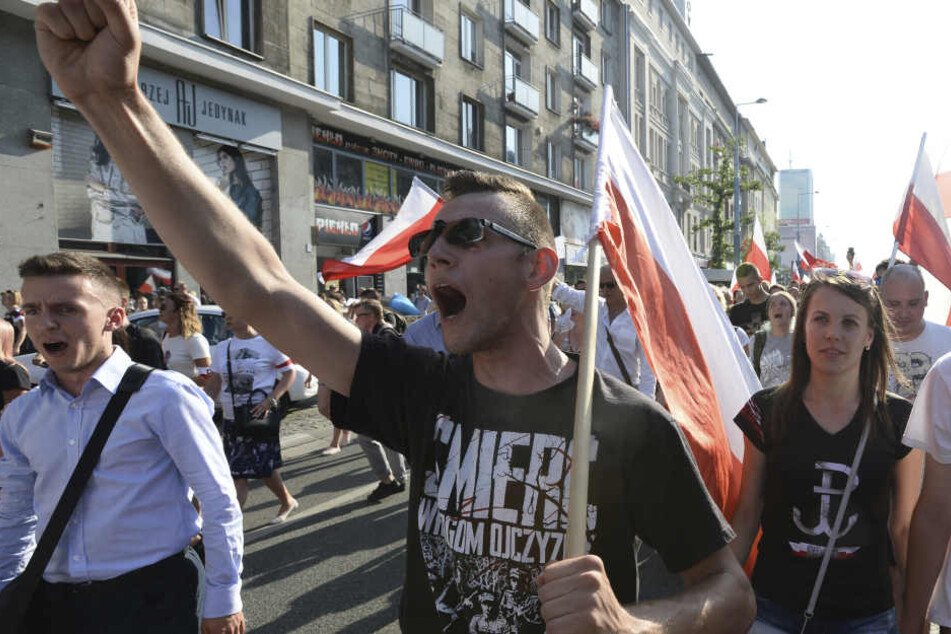 Auch am Gedenktag anlässlich des 73. Jahrestages des Ausbruchs des Warschauer Aufstands am 1. August wurden Rufe nach Entschädigung laut. Mitglieder von polnischen rechtsextremen und nationalistischen Vereinen marschierten in Warschau.