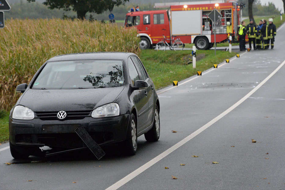 Der schwarze VW Golf hat den Radfahrer getroffen und überfahren.