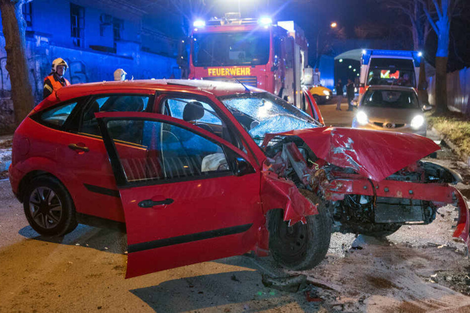 Der Wagen wurde bei dem Unfall schwer beschädigt.