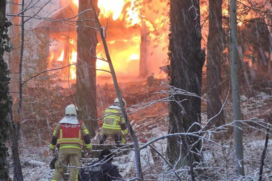 Die Kameraden der Feuerwehr konnten das Ausbrennen des Holzbungalows in Grimma nicht verhindern.