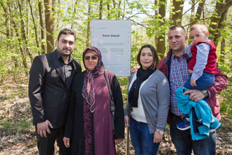 Die Familie des mutmaßlichen NSU-Opfers Enver Simsek stehen an einer Gedenktafel am Tatort in Nürnberg.