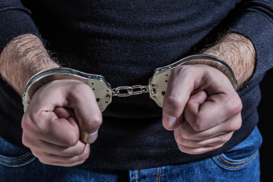 Nach der Messerattacke auf eine 41-Jährige Kölnerin in ihrer Wohnung hat ein Haftrichter Haftbefehl gegen den Angreifer erlassen. (Symbolbild)
