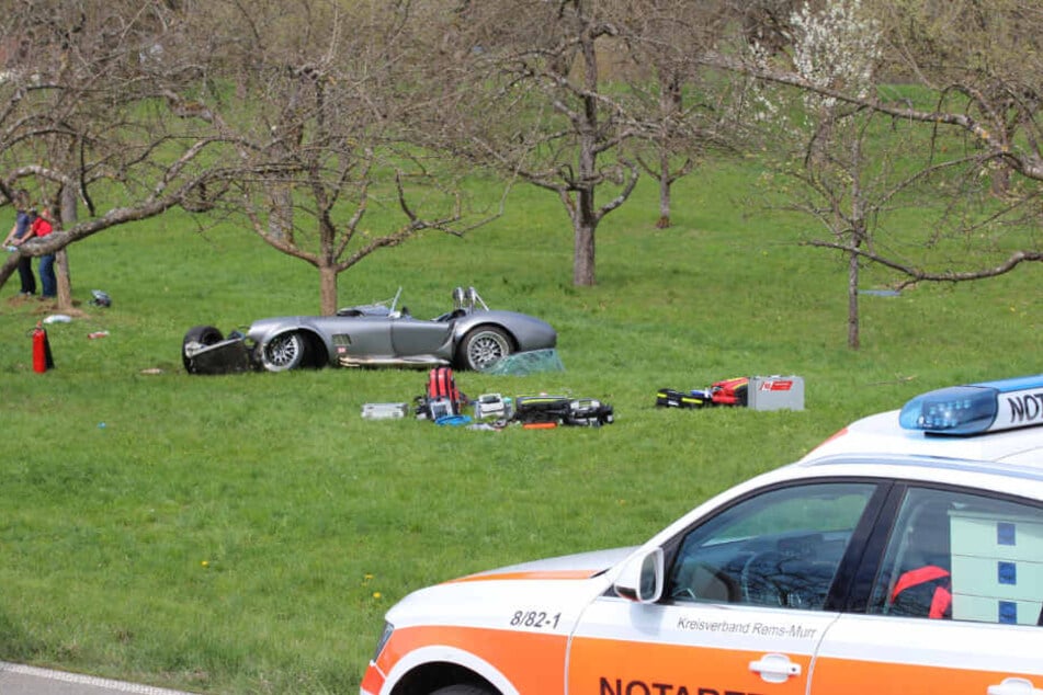 Der 61-jährige Autofahrer wurde eingeklemmt, verletzte sich bei dem Unfall schwer und musste mit dem Rettungshubschrauber in eine Klinik geflogen werden.