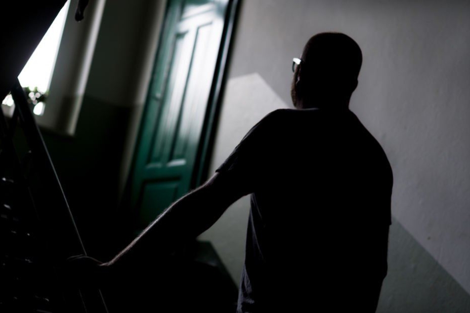 Die Polizisten nahmen den Verdächtigen (53) noch in dessen Wohnung fest. (Symbolbild)