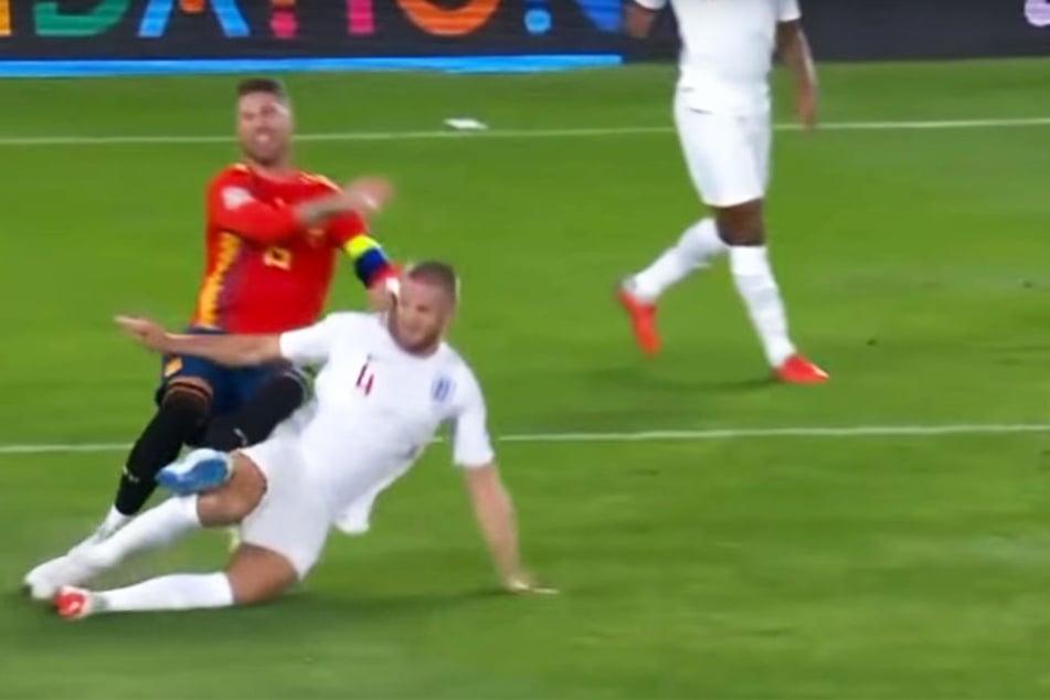 Mit einem Affenzahn grätschte Englands Eric Dier (unten) Spaniens Sergio Ramos (oben) um und wird dafür auf der Insel gefeiert.