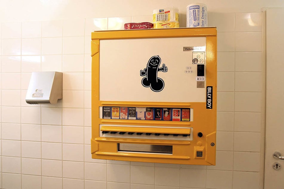 Die Diebe klauten den Automaten aus der Herrentoilette (Symbolbild).