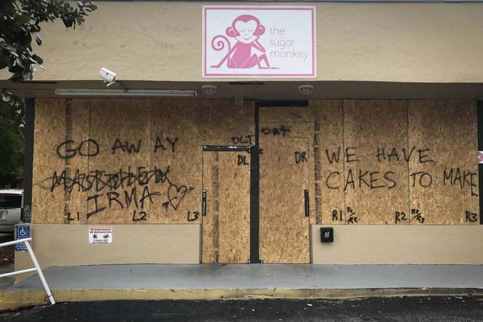 "Go away Irma" - Der Besitzer dieses Coffeeshops hat seinen Laden verrammelt.
