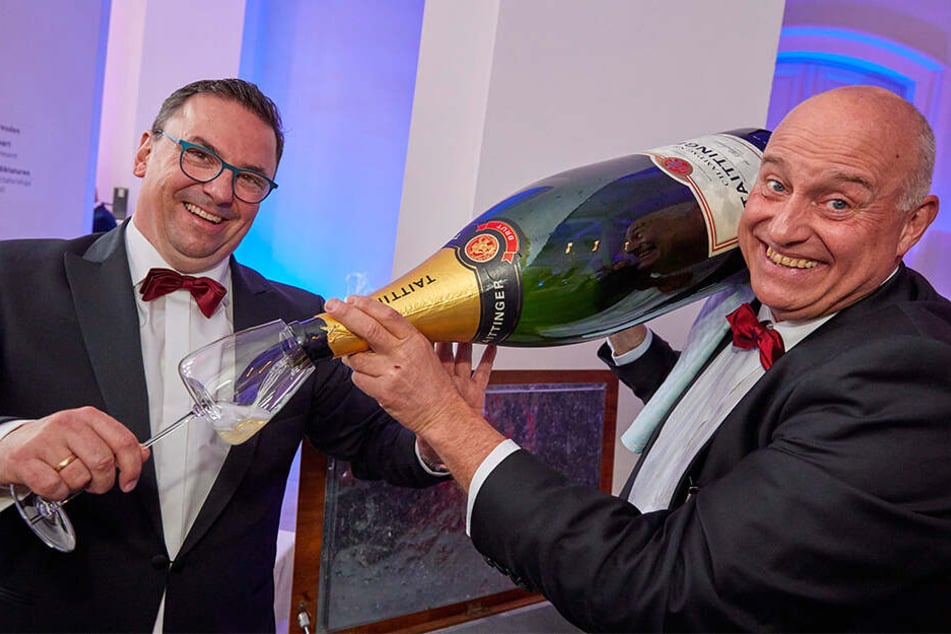 Taittinger-Experte Hagen Schmidt (l., Weinhandelsagentur Wieruszewski) und Champagner-Profi Hartmut Richter (R9 - Die Weinboutique) schenken eine 15-Liter-Flasche aus.