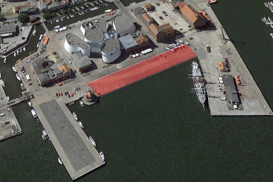 Der rot markierte Bereich ist einsturzgefährdet. Nördlich davon steht das Ozeanum, links ist die "Gorch Fock" festgemacht.
