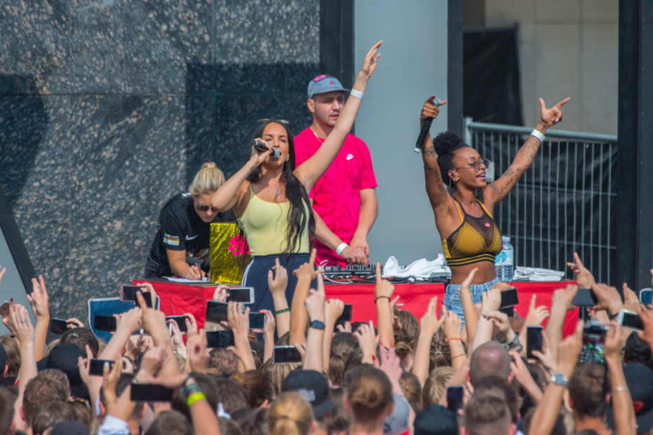 Die beiden Rapperinnen von SXTN beim Auftritt vor dem "Nischel".
