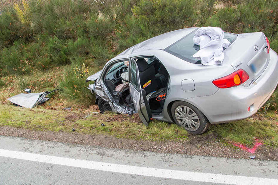 Der Toyota landete nach dem Unfall im Straßengraben.