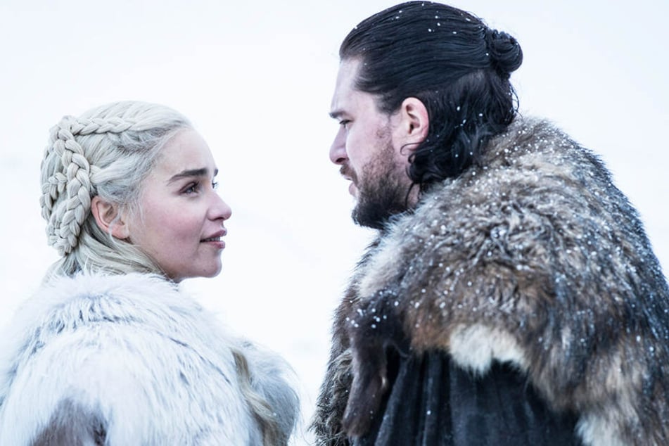Daenerys Targaryen (l., Emilia Clarke) und Jon Schnee (Kit Harington) erreichen Winterfell gemeinsam mit einer gewaltigen Armee und zwei Drachen.