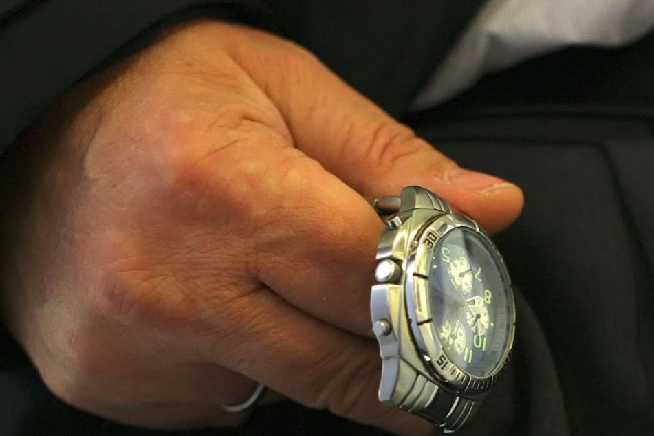 Der Trickdieb kam mit der hochwertigen Uhr davon. (Symbolbild)