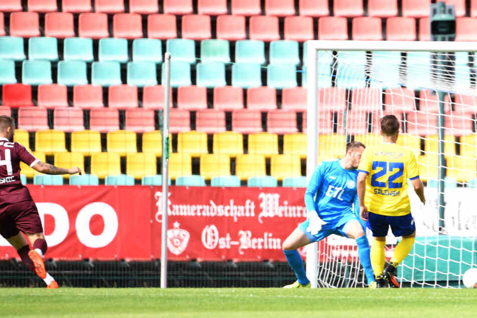 Das goldene Tor im Jahn-Sportpark: Marc Brasnic (l.) überwindet Lok-Keeper Christopher Hanf per Direktabnahme. Auch Maik Salewski (r.) kommt zu spät.