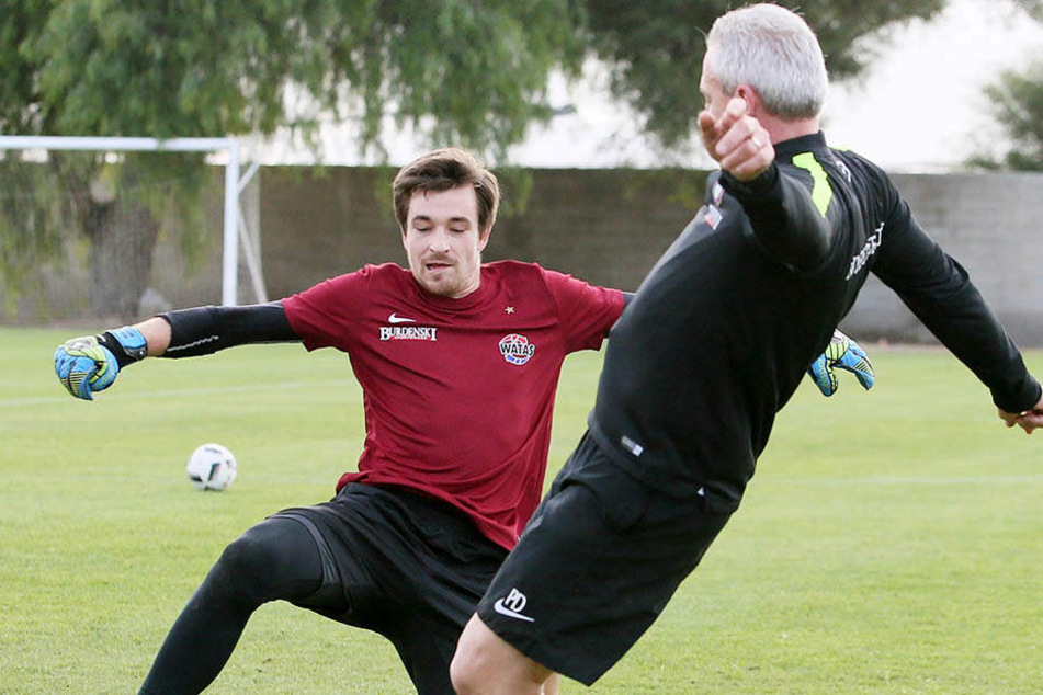 An ihm kommt im Training nicht mal Trainer Pavel Dotchev (r.) vorbei: Martin Männel.