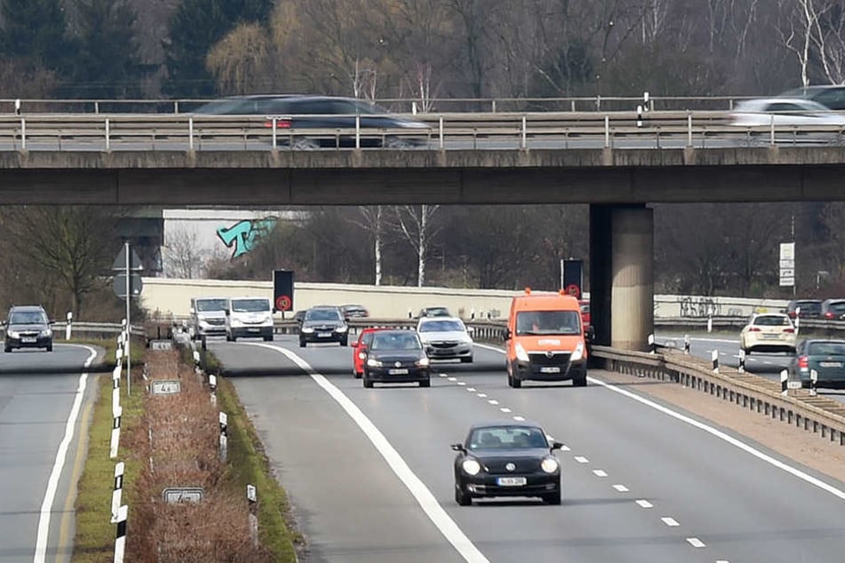 Von der Brückenbaustelle auf der B2 am Goethesteig löste sich ein Stahlträger, der in der Folge fünf Fahrzeuge demolierte (Symbolbild).