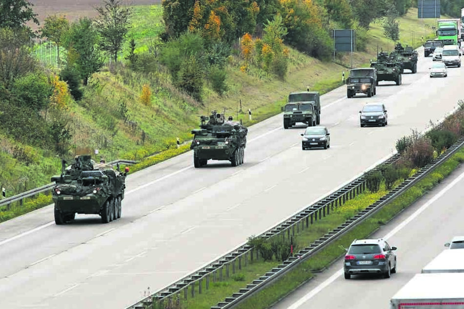Immer wieder rollen Konvois der US-Armee durch Sachsen - wie hier auf der A 4. Jetzt werden wieder Truppen ausgetauscht.