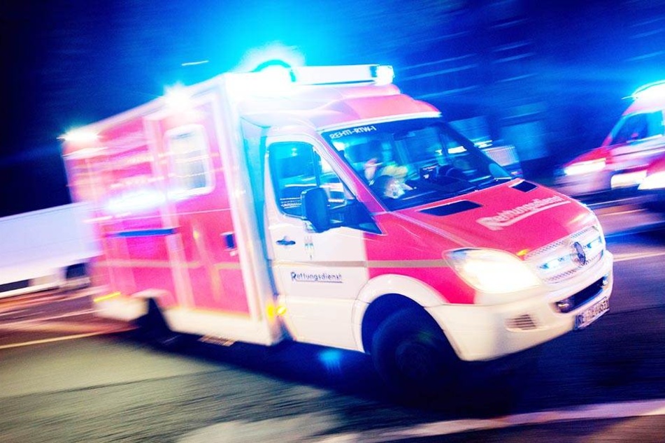 Sanitäter, Polizisten und ADAC-Mitarbeiter überstanden den Unfall unverletzt. (Symbolbild)