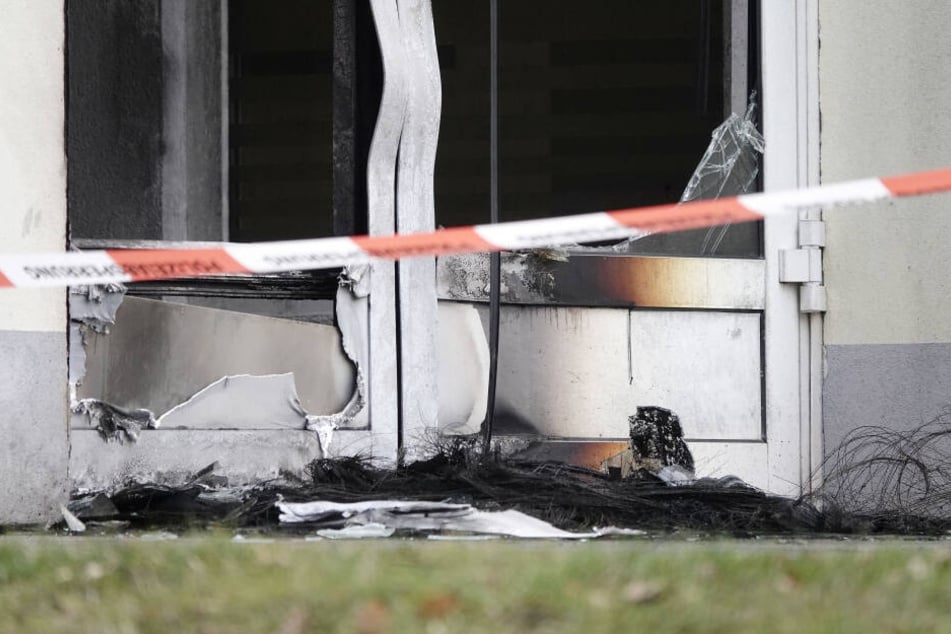 Die Ladentür des rechtsextremen Geschäftes wurde bei dem Brand zerstört.