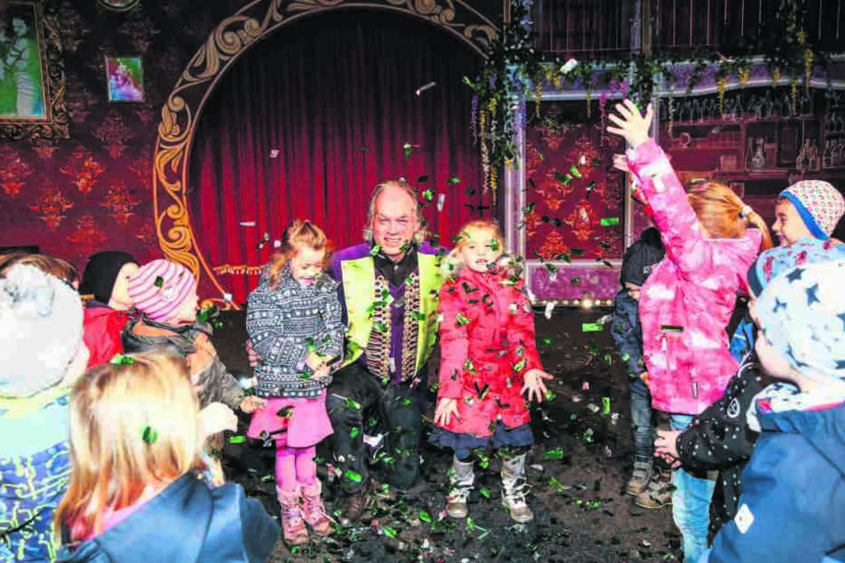 André Sarrasani lässt für die Kindergarten-Kinder auf der Bühne Flitter regnen.