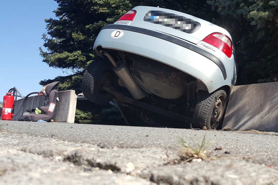 Dieses Fahrzeug krachte nach dem Crash durch die Betonwand.