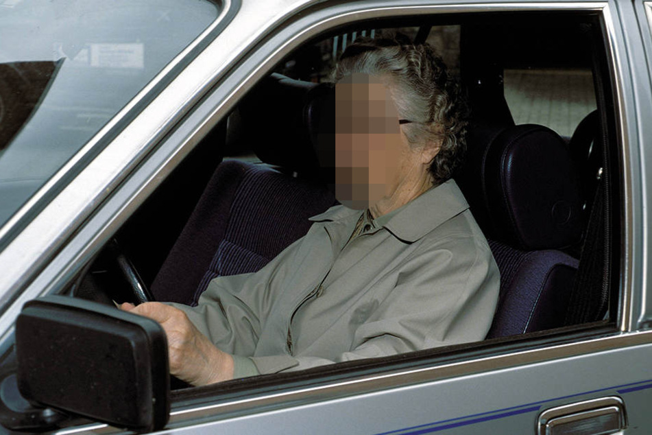 Die 72-jährige kam auf ihrer rasanten Fahrt erst zum Stehen, als sie gegen eine Garagenwand prallte. (Symbolbild)