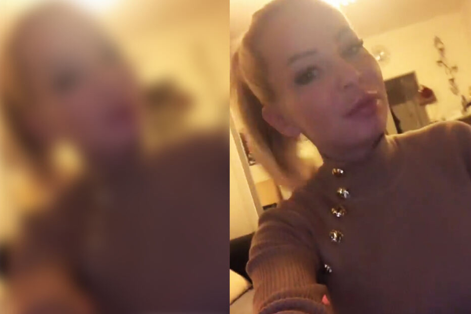 Im Rollkragenpullover und ganz ohne Dekolleté – für Sabi ein durchaus ungewöhnliches Outfit.